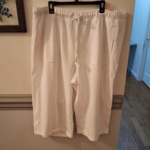 Livi Active White Capri Sweatpants with Drawstring